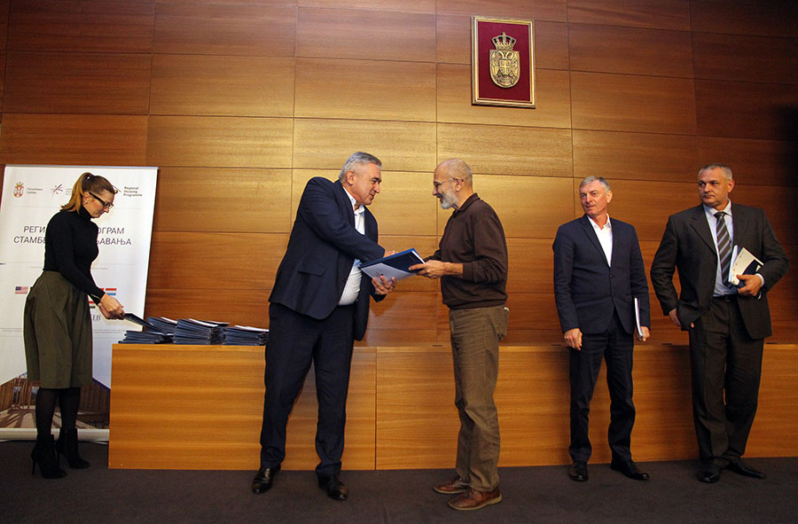Veljko Odalovic, Secretary General at the Ministry of Foreign Affairs of the Republic of Serbia, handing over the signed agreements