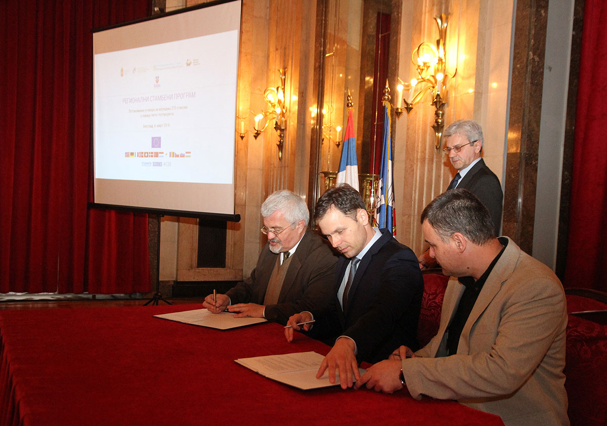 Commissioner Vladimir Cucic, Mayor of Belgrade Sinisa Mali and PIU Director Goran Kvrgic signing the contract