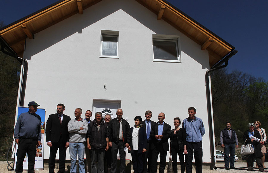 RHP BiH stakeholders and Donors with the Gendzic family in front of their new house