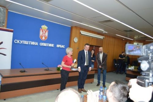 Mirjana Šišić receives the contract for her new home from Derek George