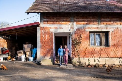 Mirela and her mother Đurđa in front of their old house